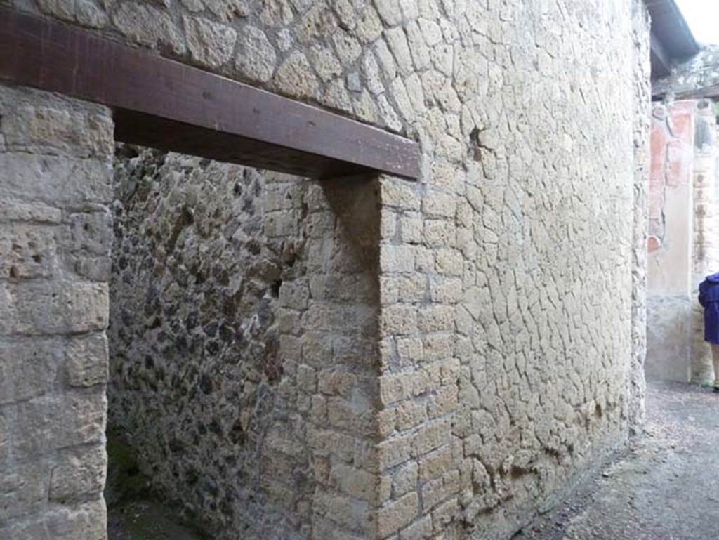 IV.4 Herculaneum. September 2015. North side of entrance corridor, with doorway to room 1.

