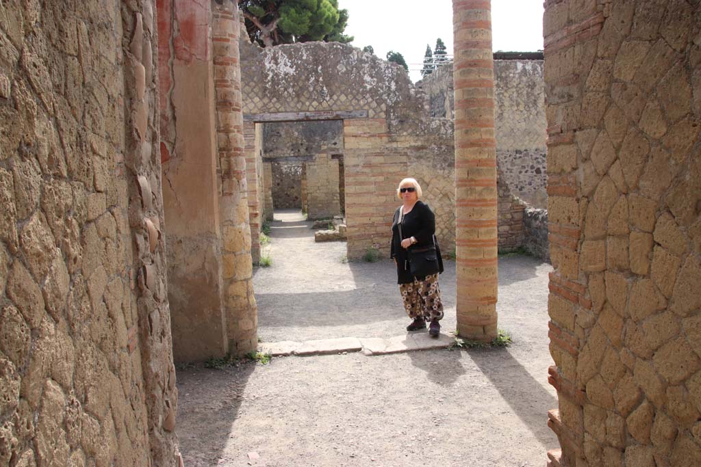 IV.4, Herculaneum, September 2017. Looking east from entrance corridor/vestibule. Photo courtesy of Klaus Heese.