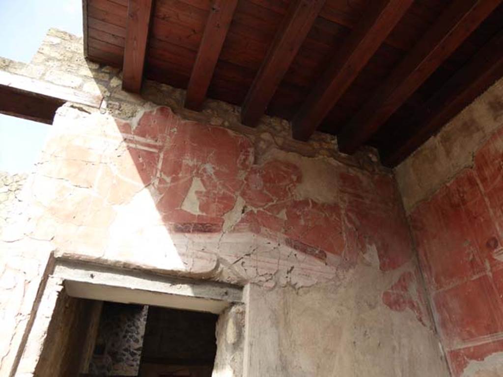 IV.4, Herculaneum, October 2014. Upper west wall and north-west corner of small courtyard 3.  Photo courtesy of Michael Binns.
