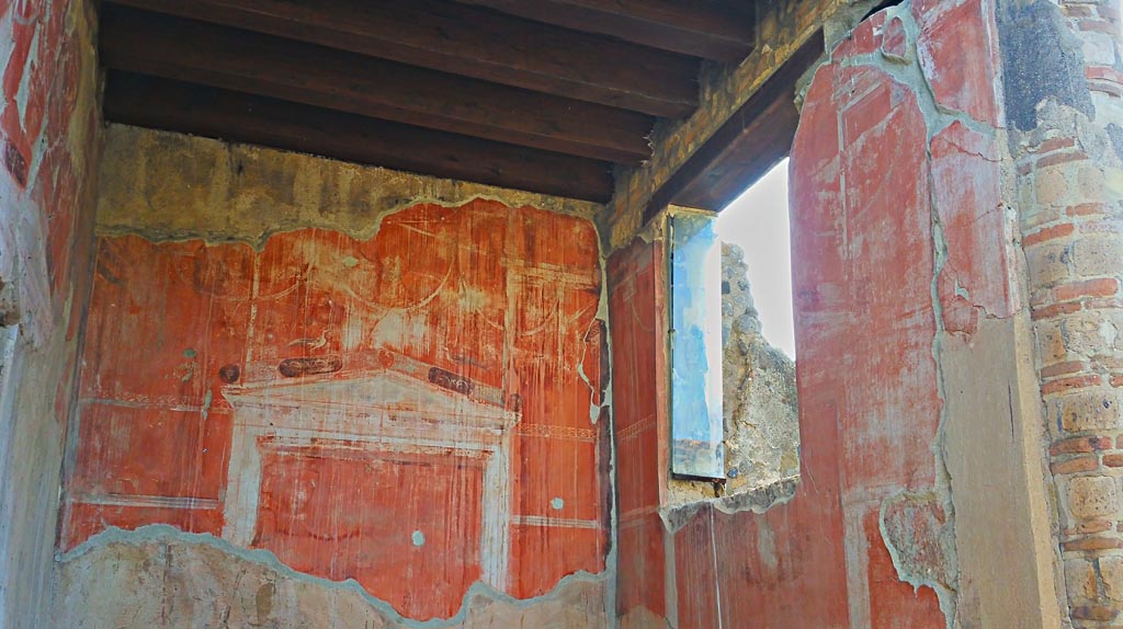 IV.4, Herculaneum, photo taken between October 2014 and November 2019.
Courtyard 3, upper north wall of small courtyard 3. Photo courtesy of Giuseppe Ciaramella
