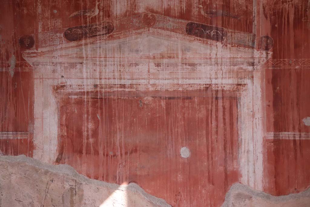 IV.4, Herculaneum, October 2020. Courtyard 3, detail from upper north wall of small courtyard 3. Photo courtesy of Klaus Heese.