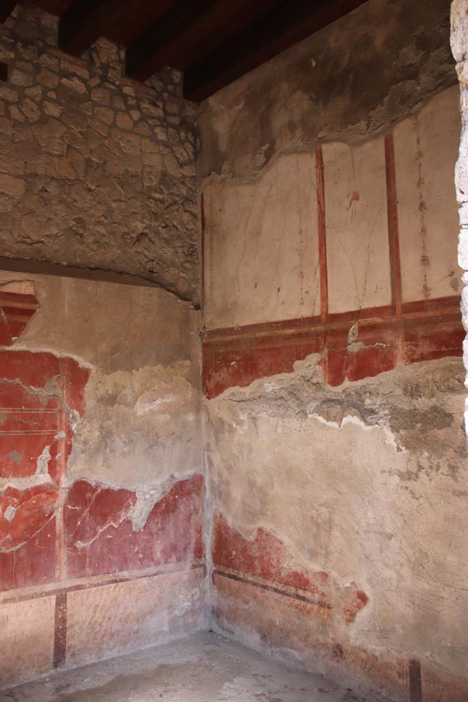 IV.4 Herculaneum. October 2020. 
Room 4, north-west corner of cubiculum. Photo courtesy of Klaus Heese.
