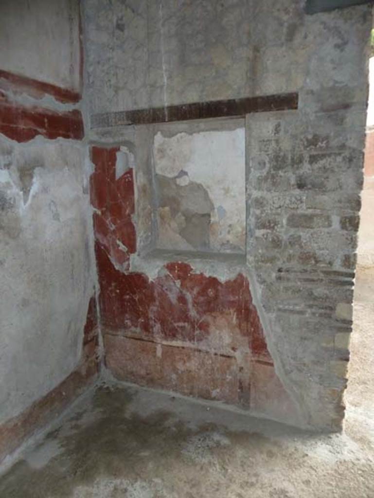 IV.4 Herculaneum. September 2015. Room 4, east wall.