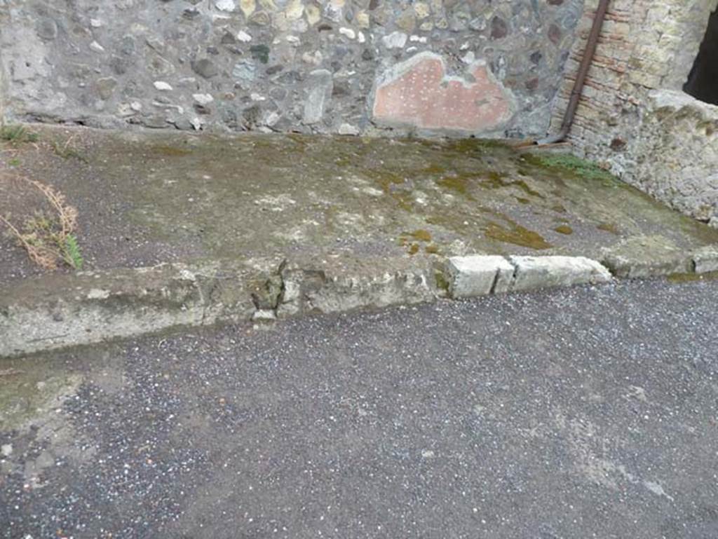 IV.4 Herculaneum. September 2015. Open courtyard 6, looking north-east across flooring towards the slightly raised exedra.
