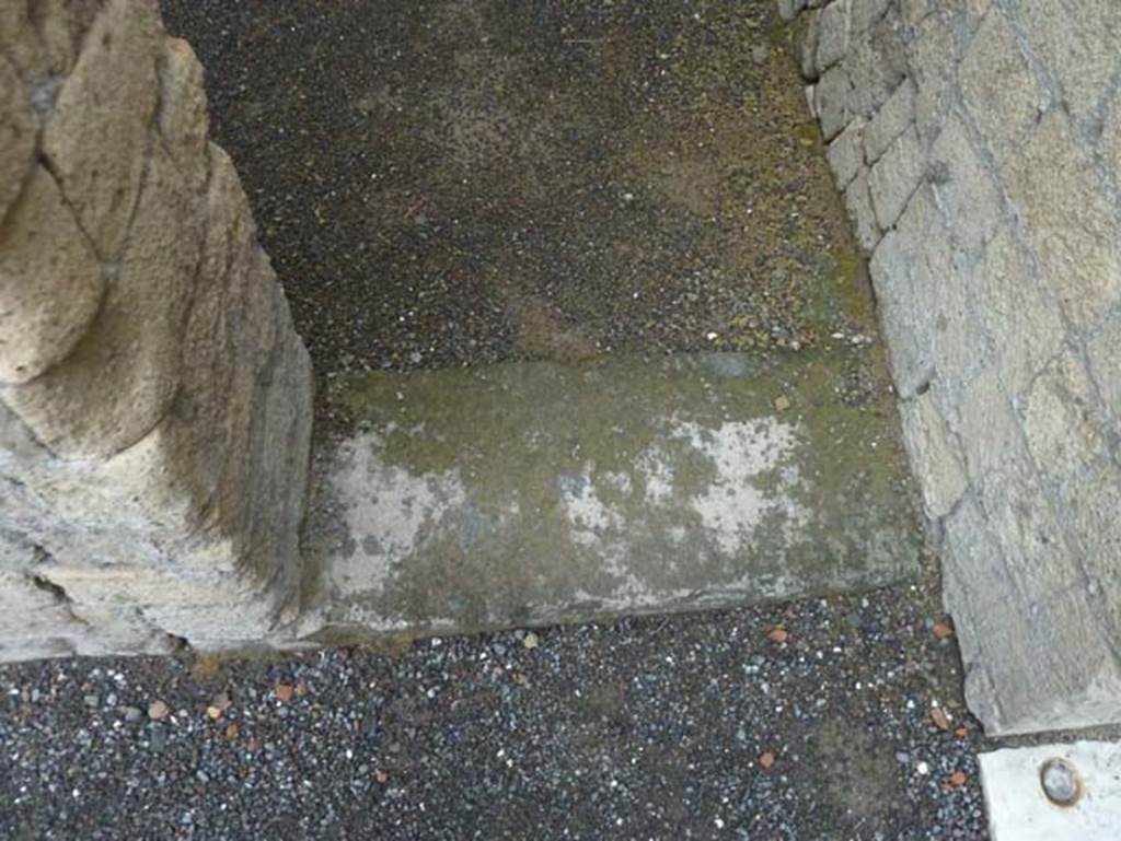 IV.4 Herculaneum. September 2015. Room 9, threshold to doorway.