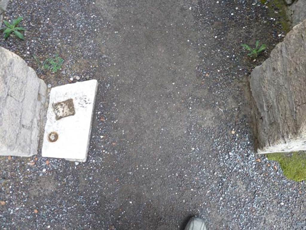 IV.4 Herculaneum. September 2015. Corridor 11, threshold to doorway.  