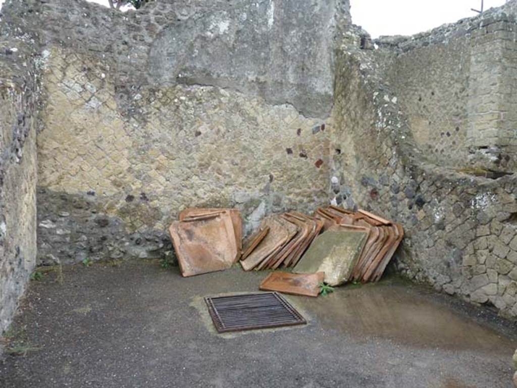 IV.4 Herculaneum. September 2015. Room 16, looking east across triclinium.

 
