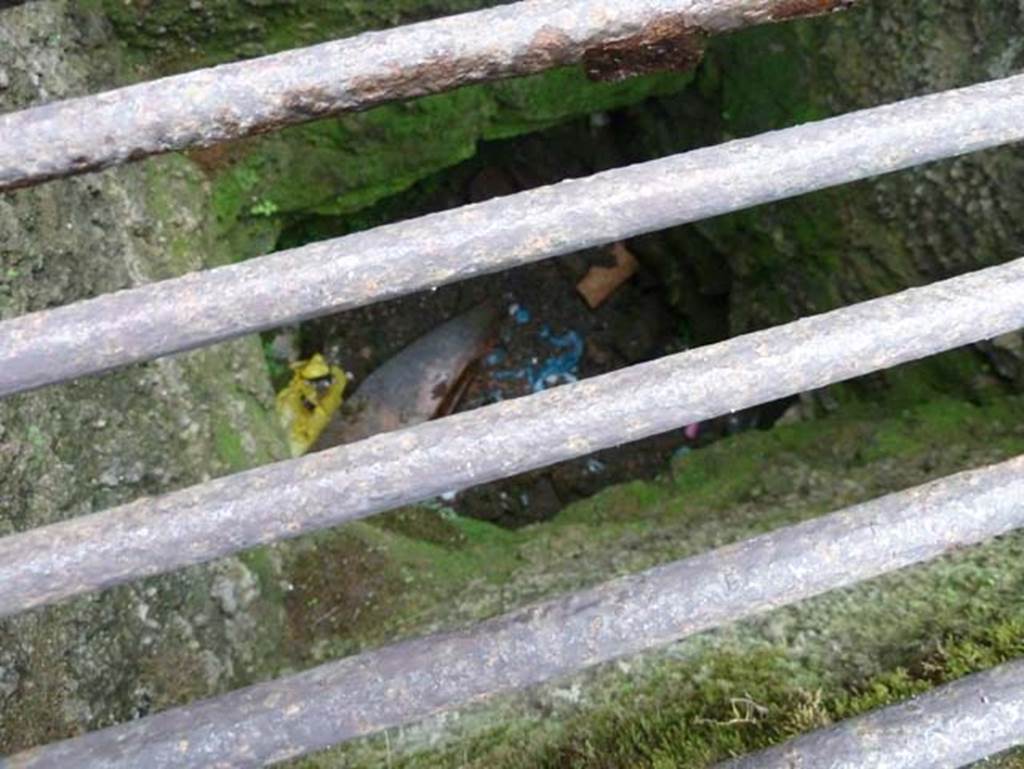 IV.4 Herculaneum. September 2015. Room 16, detail of drain.