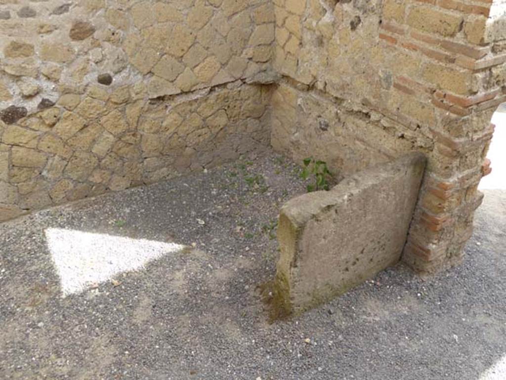 IV.4 Herculaneum. October 2014. Room 5, north-east corner. Photo courtesy of Michael Binns.