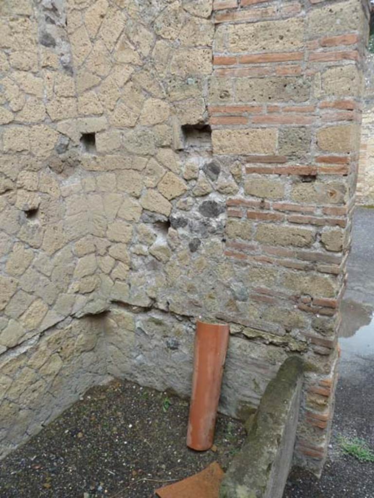 IV.4 Herculaneum. September 2015. Room 5, east wall in north-east corner.