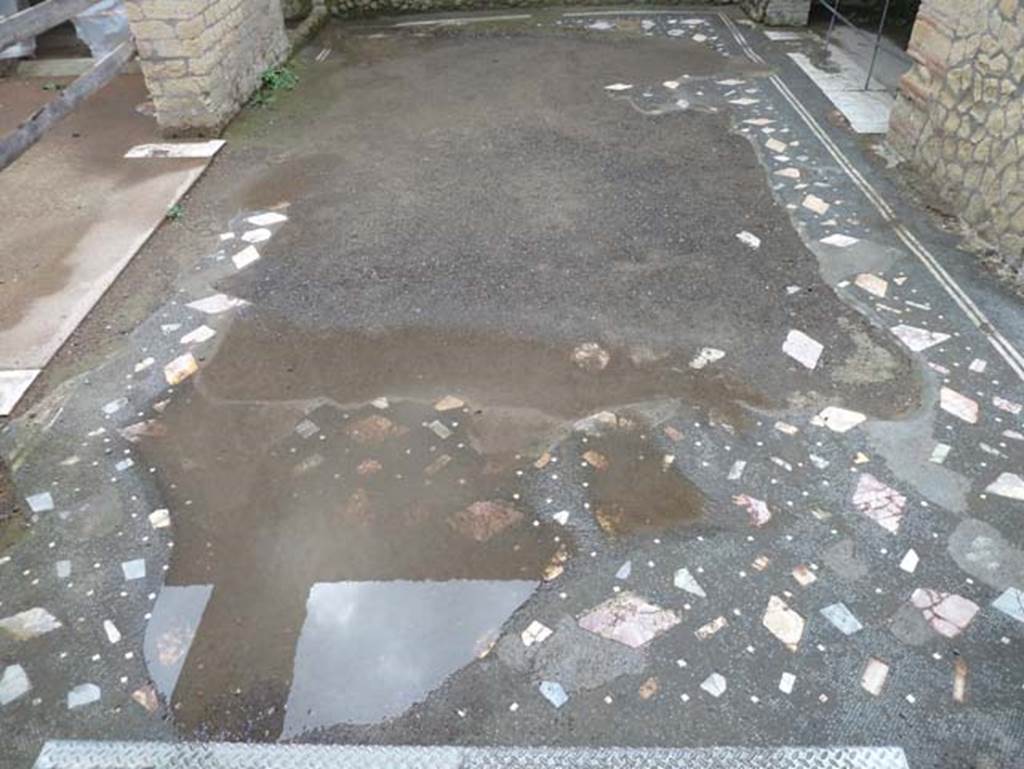 IV.4 Herculaneum. September 2015. Room 17, flooring to large vestibule consisting of black mosaic and inserted with diamonds of coloured marble.