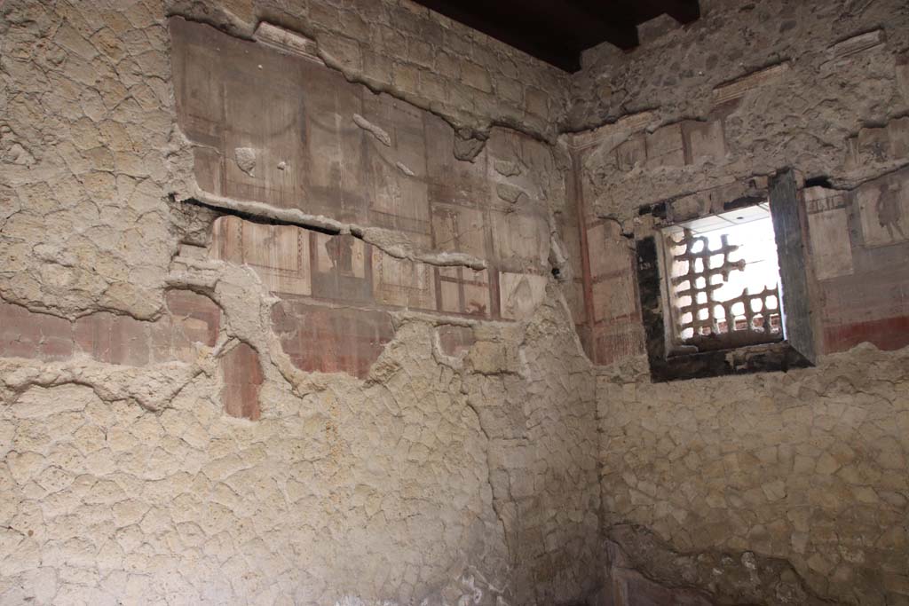 IV.4 Herculaneum. September 2017. Room 19, looking towards south wall of biclinium, south-west corner and window in west wall.
Photo courtesy of Klaus Heese.
