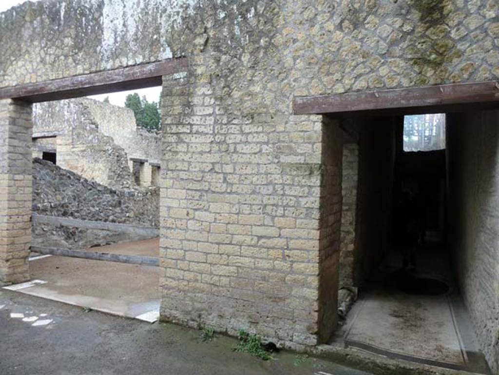 IV.4 Herculaneum. September 2015. Room 17, vestibule, looking east towards doorways to large triclinium 20, and corridor 21.