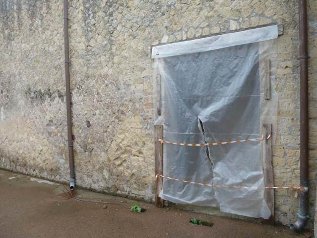 IV.4 Herculaneum. September 2015. Room 20, south wall with doorway to corridor 21.