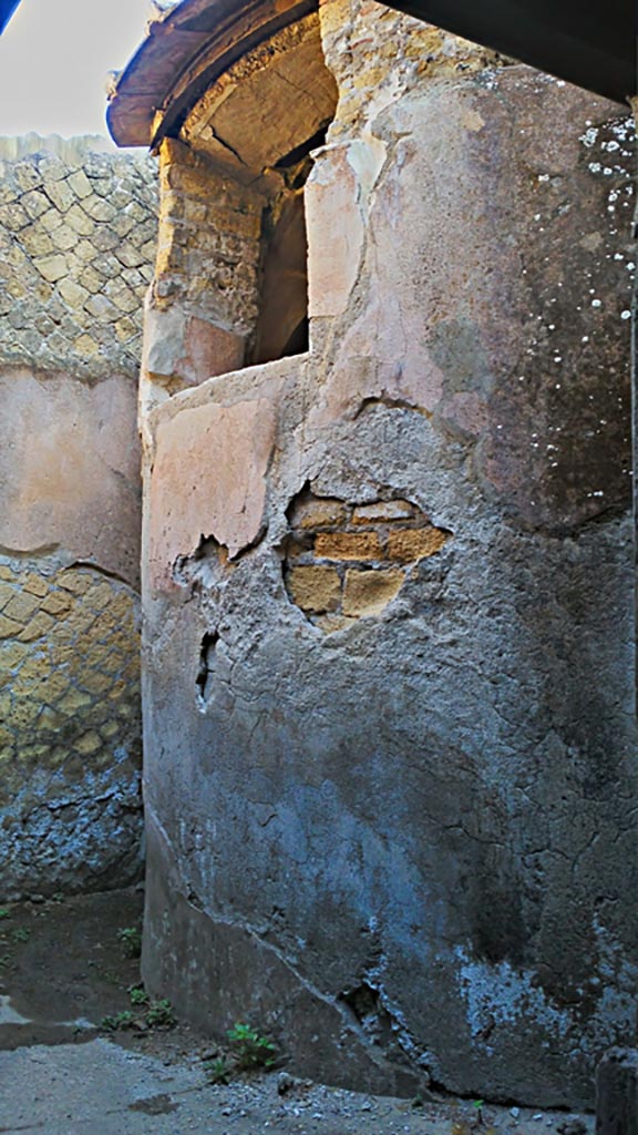 IV.4 Herculaneum. Photo taken between October 2014 and November 2019. 
Courtyard 22, looking west from south-east corner. Photo courtesy of Giuseppe Ciaramella.
