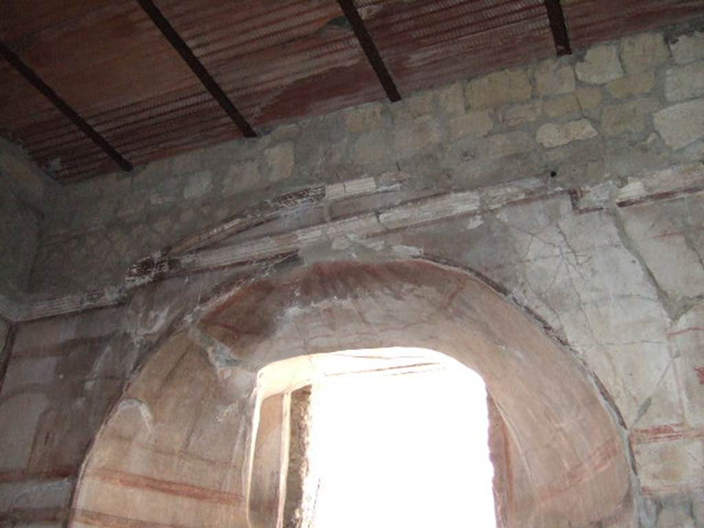 IV.4 Herculaneum. May 2006.  Room 24, south wall and apse or alcove.