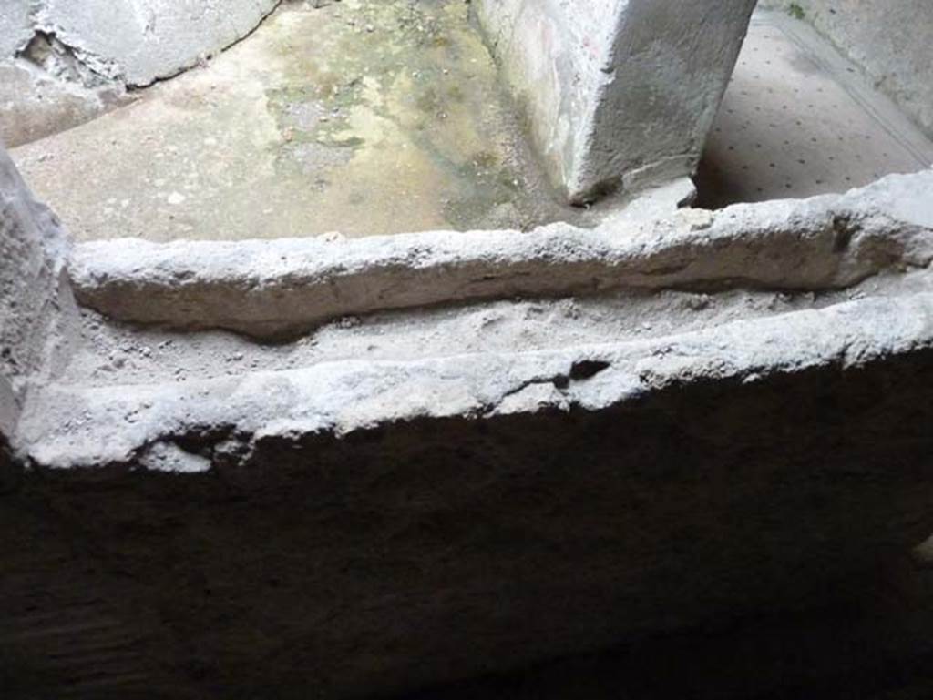 IV.4 Herculaneum. September 2015. Corridor 21/Courtyard 22, low wall (pluteus) at east end with space for plantings. 