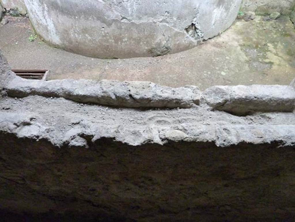 IV.4 Herculaneum. September 2015. Corridor 21/Courtyard 22, low wall (pluteus) with space for plantings.