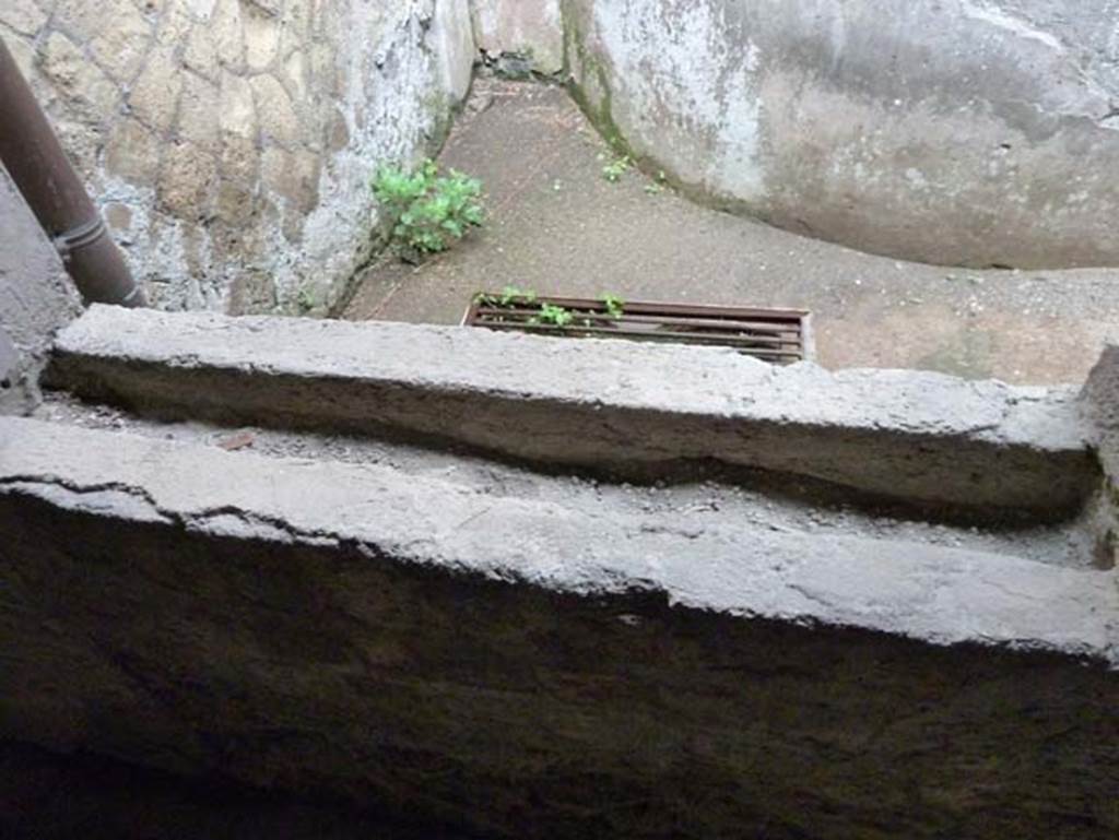 IV.4 Herculaneum. September 2015. Corridor 21/Courtyard 22, low wall (pluteus) at west end with space for plantings.