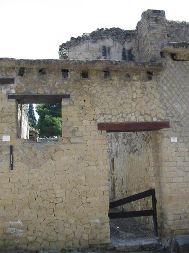 IV.5, Herculaneum, May 2003. Looking east to entrance doorway. Photo courtesy of Nicolas Monteix