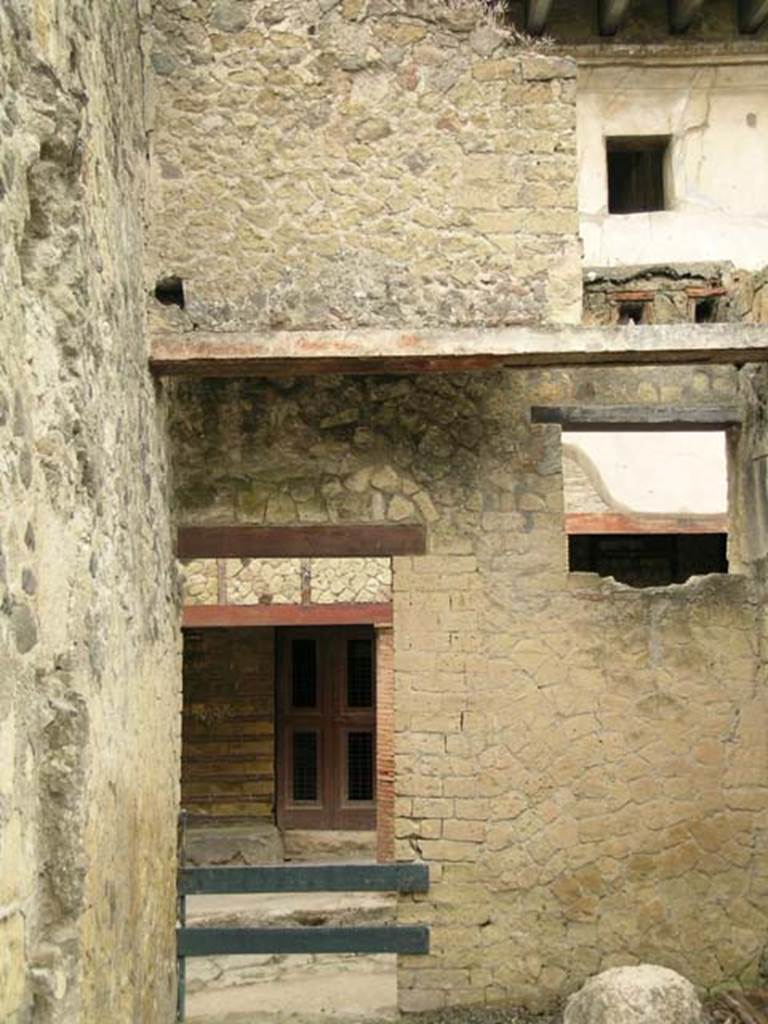 IV.5, Herculaneum, May 2005. Looking west from shop onto Cardo IV. Inferiore.
Photo courtesy of Nicolas Monteix.
