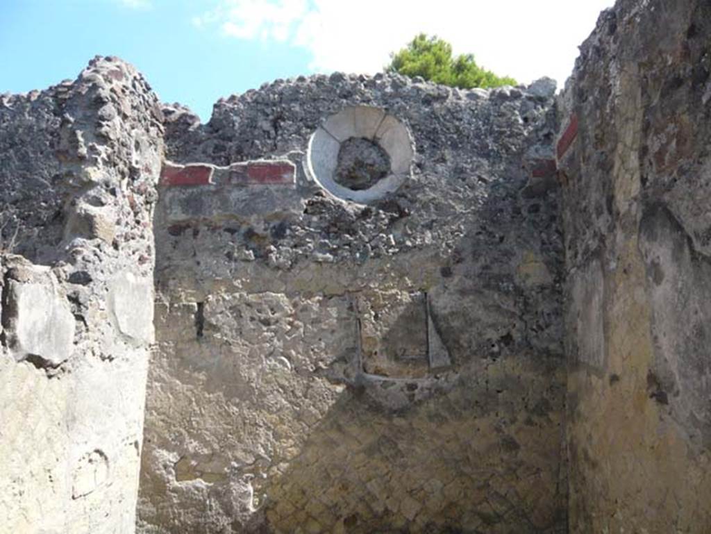 IV.6 Herculaneum. August 2013. Exedra 11, looking towards east wall with circular window. Photo courtesy of Buzz Ferebee.

