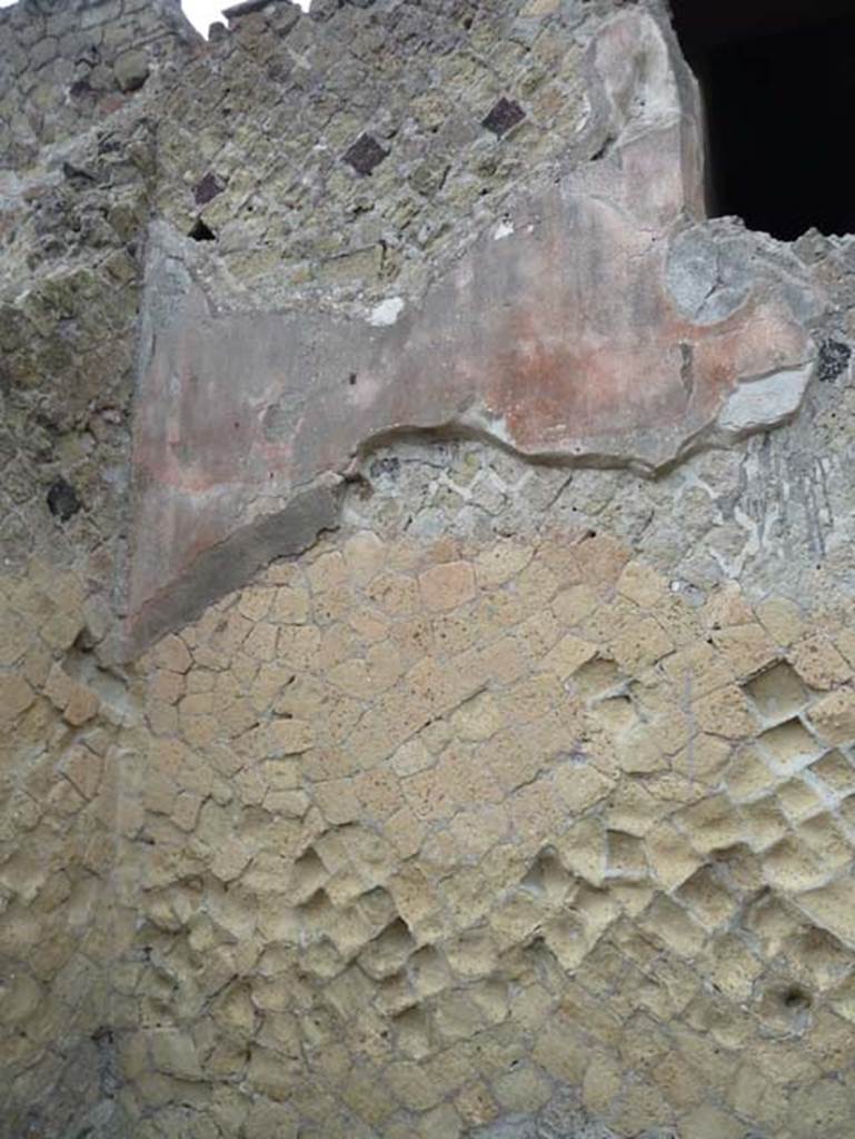 Ins. IV.8, Herculaneum, September 2015. West end of upper north wall of courtyard.