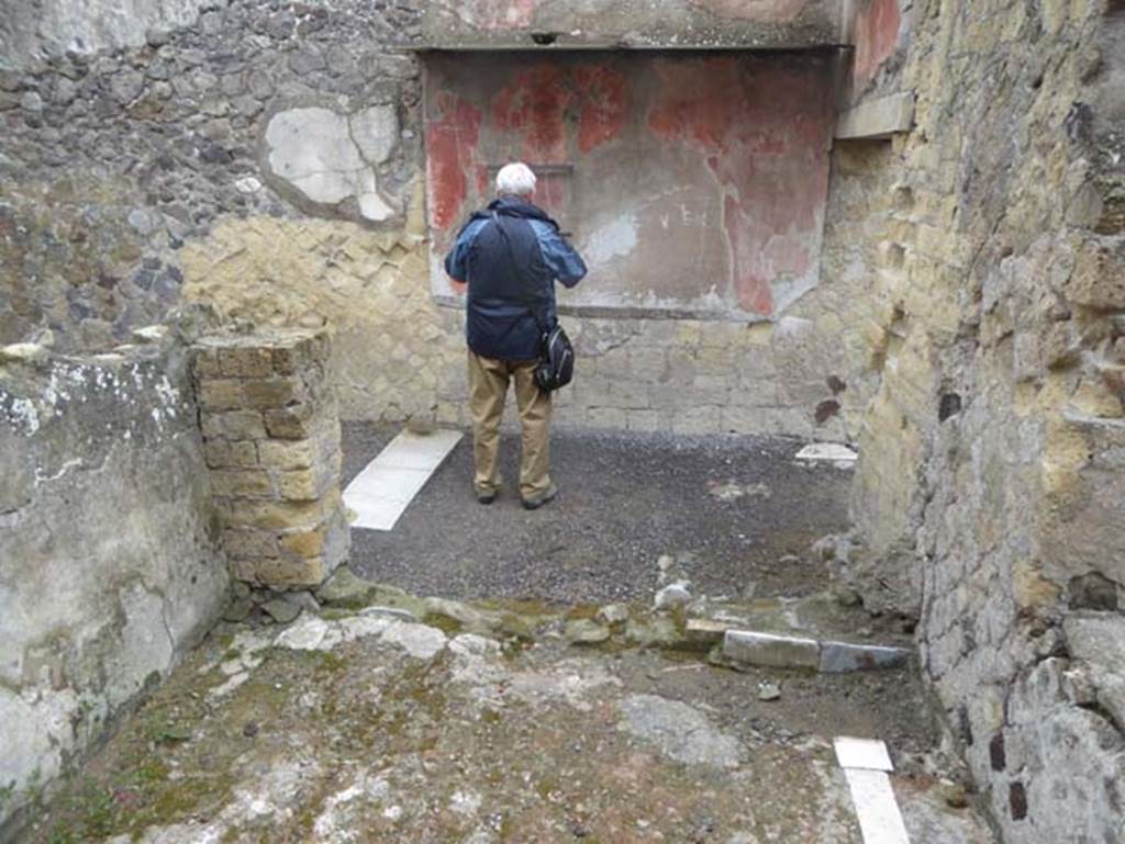 IV.8 Herculaneum, October 2015. Looking towards south wall of courtyard. Photo courtesy of Michael Binns.