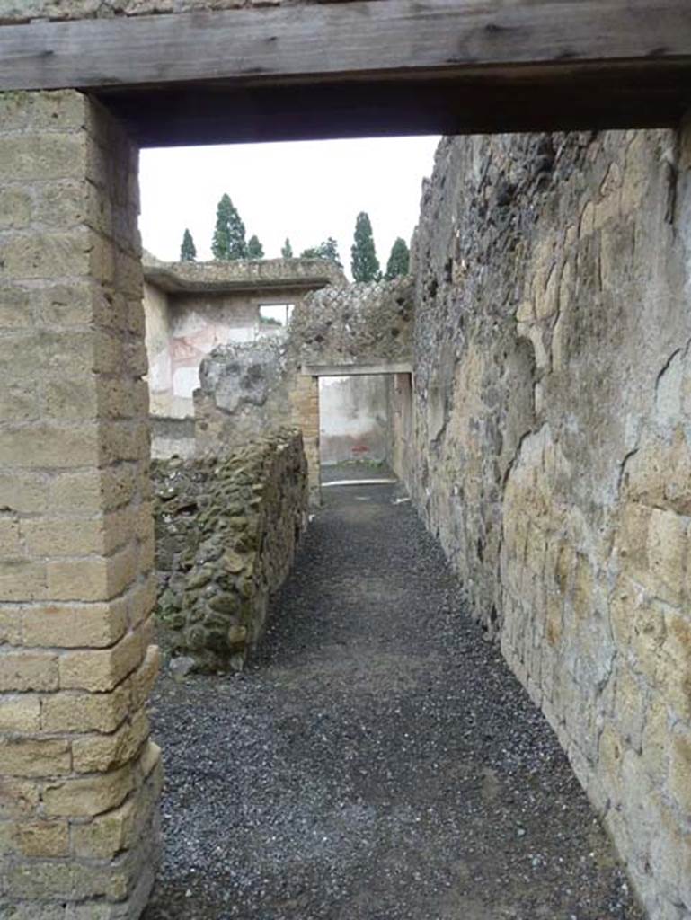 Ins. IV.8, Herculaneum, September 2015. Corridor, leading east.