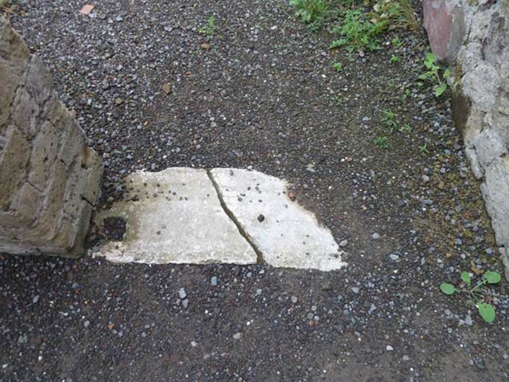 Ins. IV.8, Herculaneum, September 2015. Doorway threshold into second room on north side of corridor.