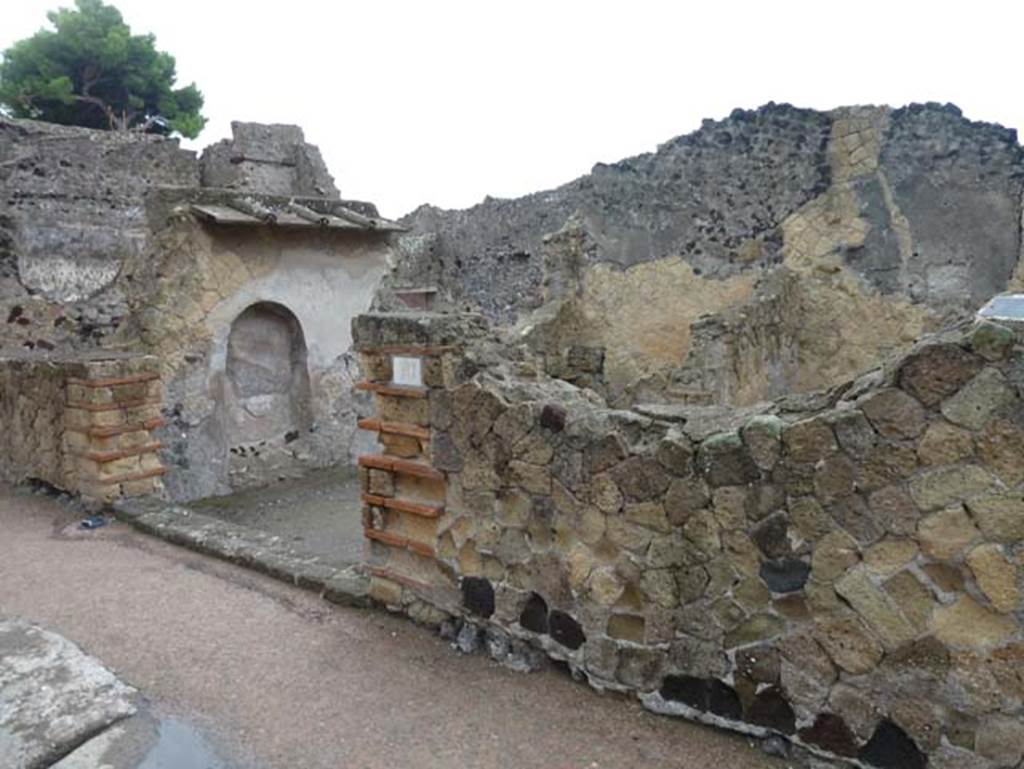 Ins. IV.10, Herculaneum, September 2015. Entrance doorway on Decumanus Inferiore, looking eastwards.