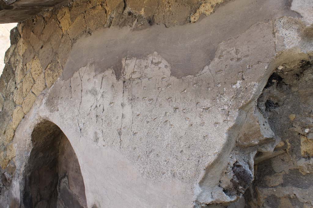 IV.10 Herculaneum. March 2014. Remaining stucco on south side of niche in east wall. 
Foto Annette Haug, ERC Grant 681269 DÉCOR.
