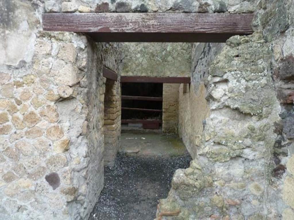 IV.10/11, Herculaneum, September 2015. Small corridor in south-east corner of large room, probably part of IV.11.

 
