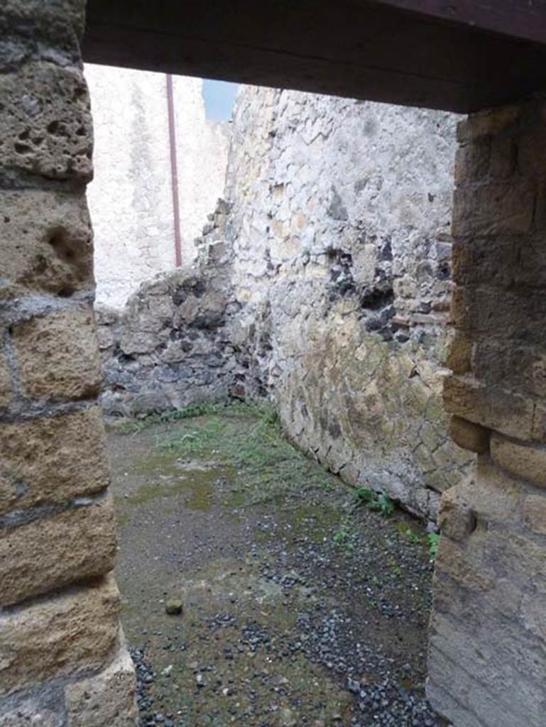 IV.10/11, Herculaneum, September 2015. Doorway to room, a cubiculum, on north side of small corridor, probably part of IV.11.




 
