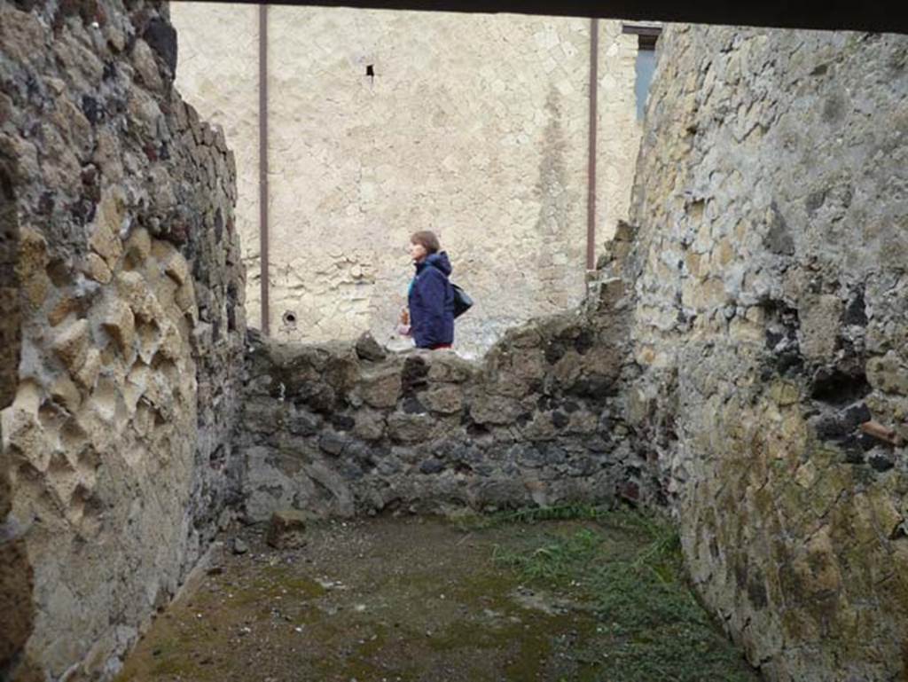 IV.10/11, Herculaneum, September 2015. Looking north in cubiculum on north side of small corridor, probably part of IV.11.


