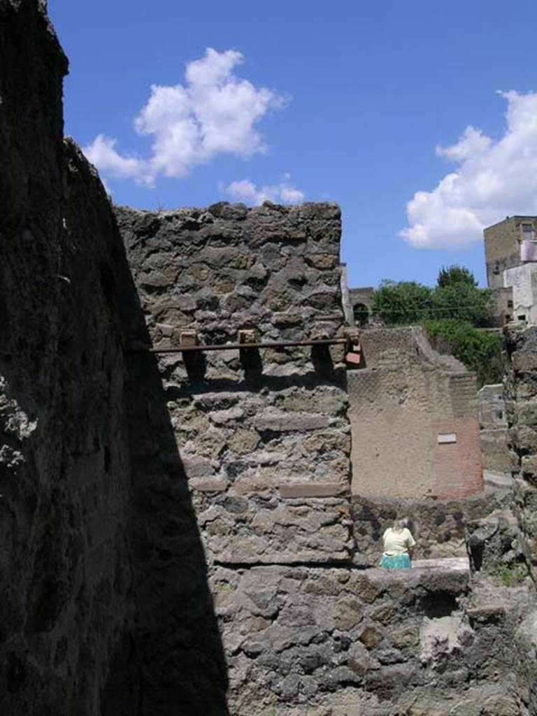 IV.10/11, Herculaneum, May 2005. 
Looking towards upper west wall with doorway/window in south-west corner of corridor behind small cubiculum. Photo courtesy of Nicolas Monteix.

