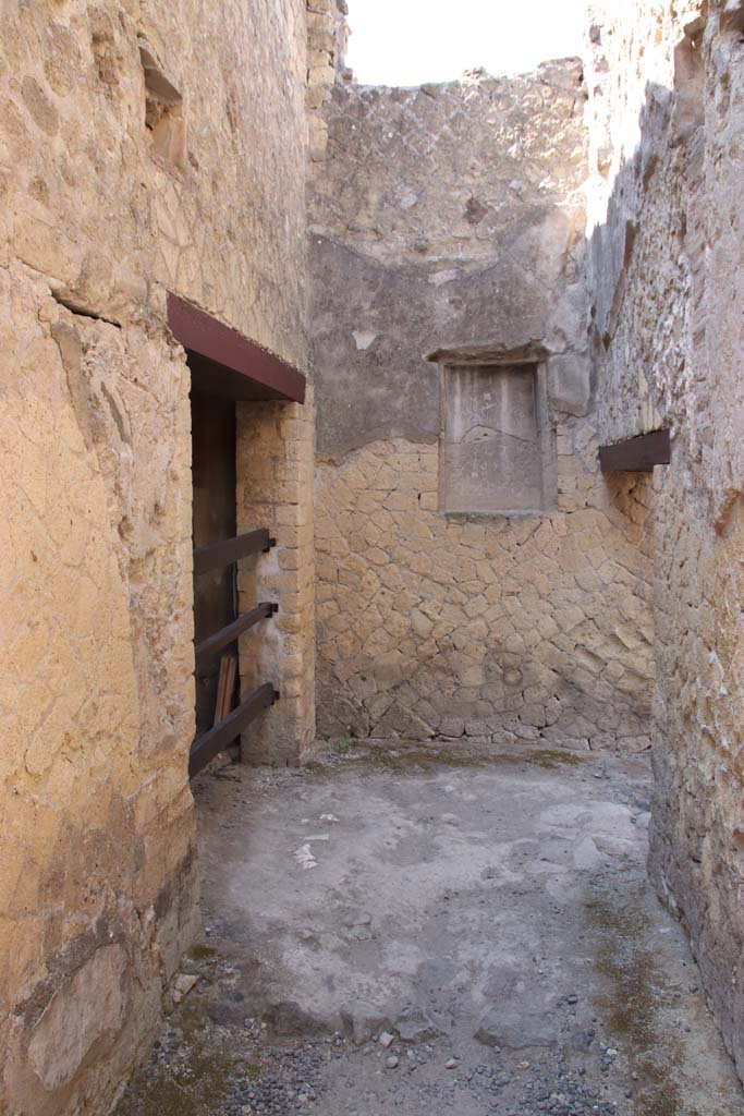 IV.11, Herculaneum, September 2021. 
Looking south along access corridor towards niche. Photo courtesy of Klaus Heese.
