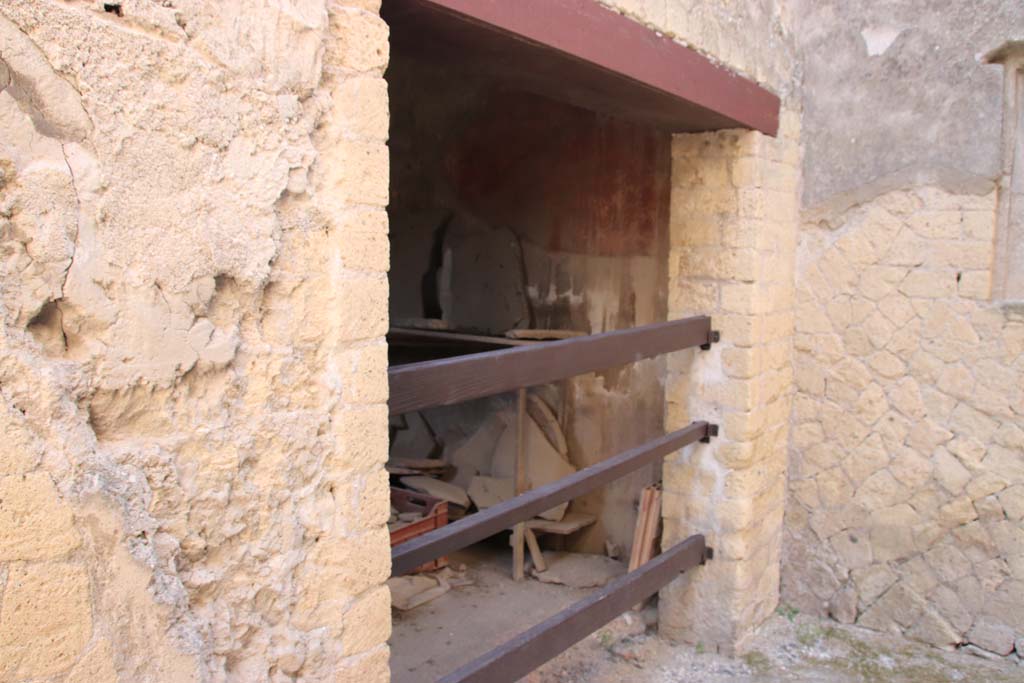 IV.11, Herculaneum, September 2021. Doorway to triclinium on east side of access corridor. Photo courtesy of Klaus Heese.