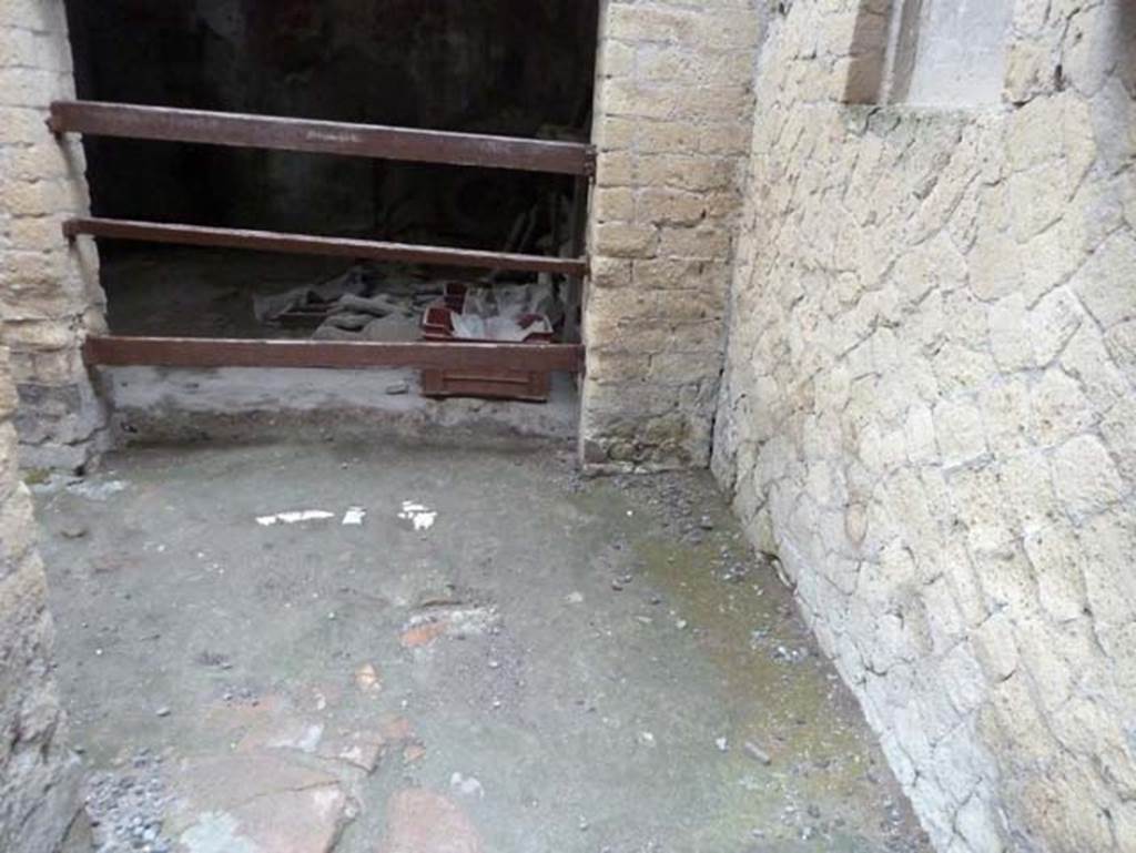 Ins. IV.11, from IV.10, Herculaneum, September 2015. Looking east from small corridor, into an area that may have been part of IV.11.