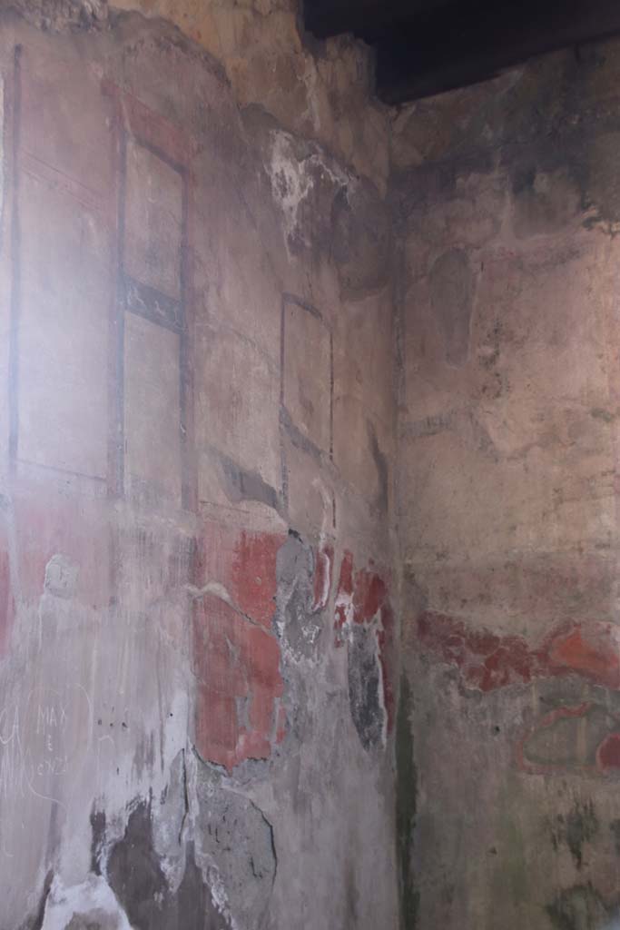 IV.11, Herculaneum, September 2021. 
Looking towards north-east corner of triclinium/oecus. Photo courtesy of Klaus Heese.
