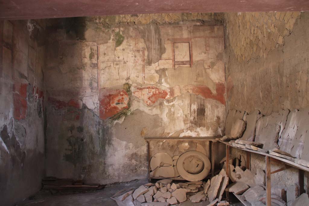 IV.11, Herculaneum, September 2021. Looking towards east wall in triclinium/oecus. Photo courtesy of Klaus Heese.