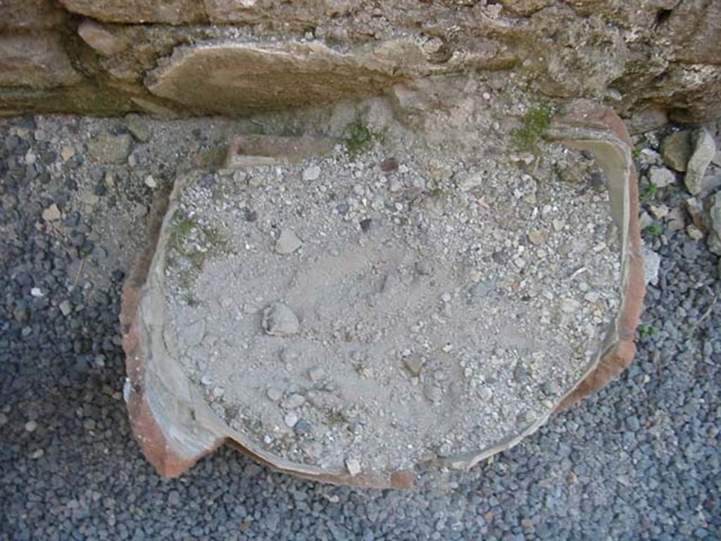 IV.11, Herculaneum, May 2003. Terracotta pot in corridor. Photo courtesy of Nicolas Monteix.