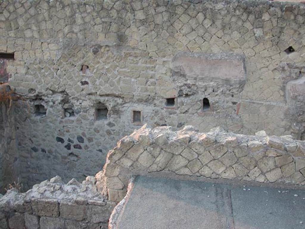 IV.12 Herculaneum, September 2003. Detail of upper west wall, southern end. 
Photo courtesy of Nicolas Monteix.
