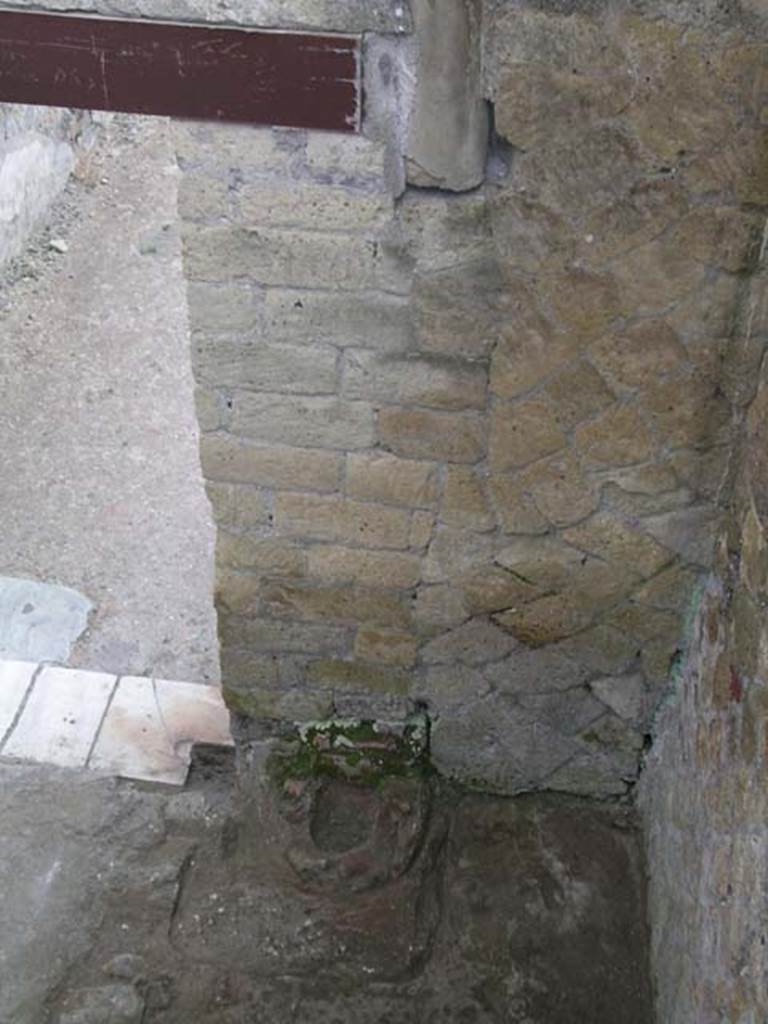 IV.13 Herculaneum, May 2005. Looking towards south-east corner of entrance vestibule, with doorway to atrium.
Photo courtesy of Nicolas Monteix.
