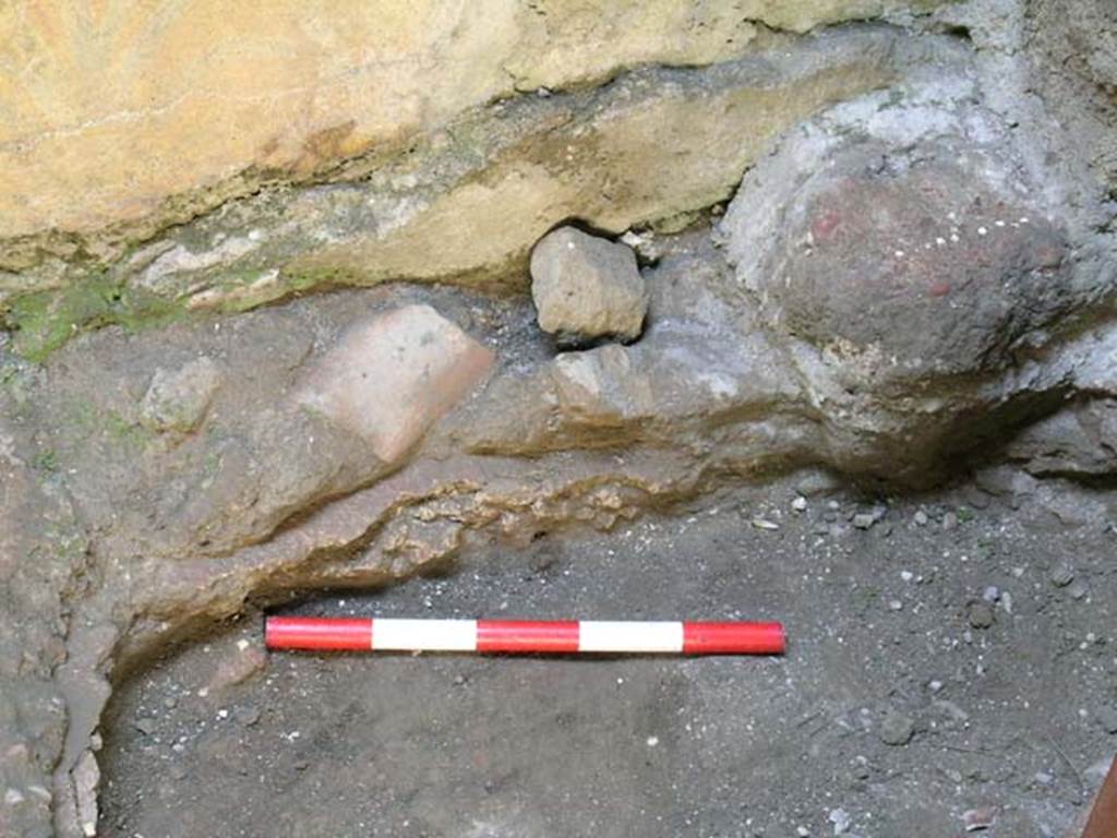 IV, 14, herculaneum, May 2004. Detail of south side of Latrine. Photo courtesy of Nicolas Monteix.