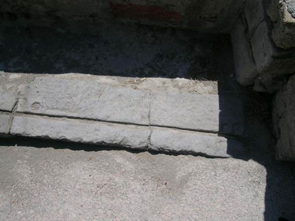 IV.15 Herculaneum, June 2005. Looking south towards threshold to shop/bar-room. Photo courtesy of Nicolas Monteix.