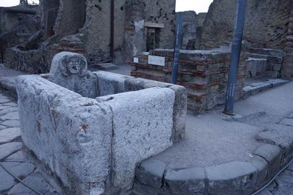 Cardo V Inferiore, Herculaneum, October 2014.  Looking south-west towards fountain on corner near Ins. IV 15/16 on right. See photos at IV.16. Photo  courtesy of Michael Binns.

 
