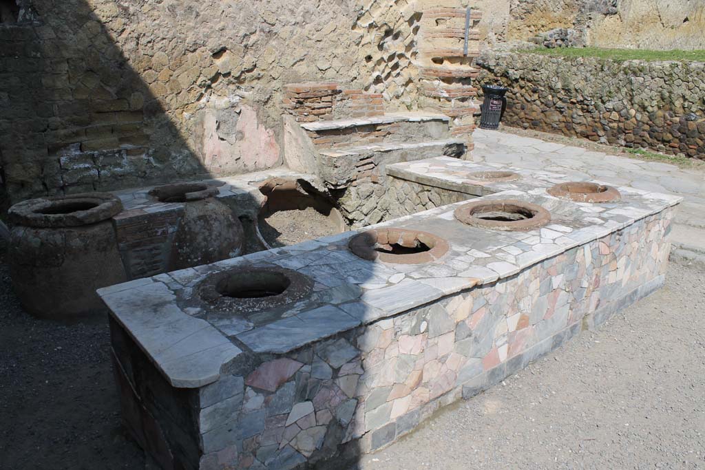 IV.15 Herculaneum. March 2014. Looking north-west across counter and towards doorway to Decumanus Inferiore, in upper right.
Foto Annette Haug, ERC Grant 681269 DÉCOR.

