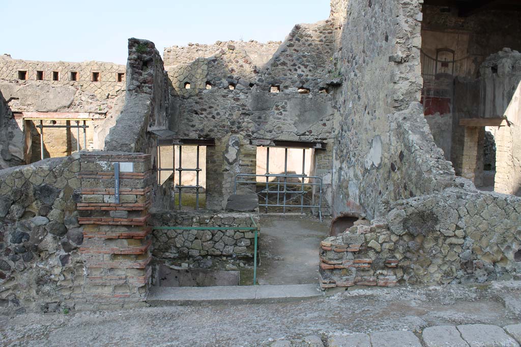 IV.17, Herculaneum, March 2014.  
Looking towards entrance doorway on west side of Cardo V. 
Foto Annette Haug, ERC Grant 681269 DÉCOR
