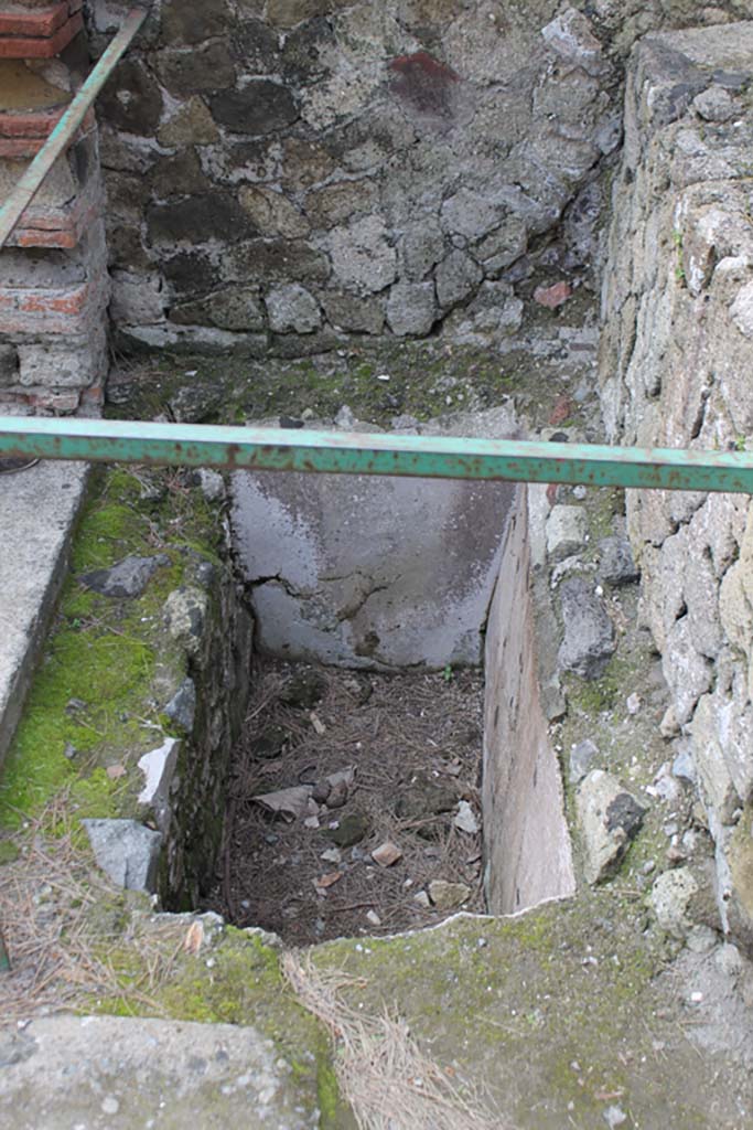 IV.17, Herculaneum. March 2014. Looking south into small storage recess.
Foto Annette Haug, ERC Grant 681269 DÉCOR
